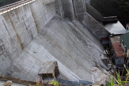 Khắc phục tình trạng rò rỉ nước tại thân đập