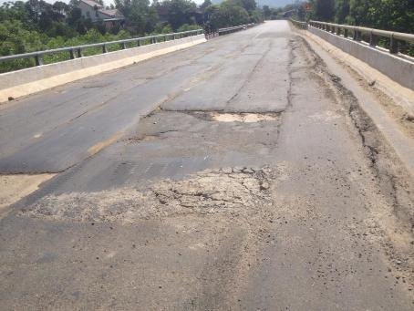 Kinh hoàng khi qua cầu Rào Trổ trên Quốc lộ 12 - 3 Mặt đường, cầu bị nứt nẻ, ổ voi, ổ gà