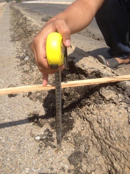 Kinh hoàng khi qua cầu Rào Trổ trên Quốc lộ 12 - 2 Những con chạch nhô cao lổm nhổm và kéo dài hơn 10 mét.