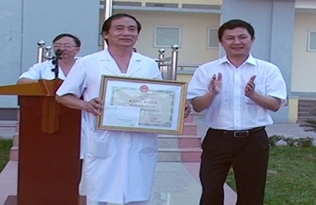 Khen thưởng nhiều y bác sỹ cứu nạn nhân vụ xô xát tại Hà Tĩnh