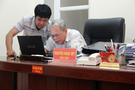 Ông Nguyễn Ngọc Mỹ xem kỹ các bài viết về nỗi bất công của nữ dân công hỏa tuyến Võ Thị Xuân