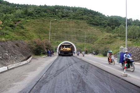 Sửa xong mặt đường, nhà đầu tư hầm Đèo Ngang thu phí trở lại - 1 Sửa xong mặt đường, nhà đầu tư hầm Đèo Ngang thu phí trở lại