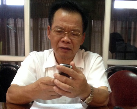 Vụ xe sang đeo biển giả: “Tôi cứ tưởng xe đã được đăng ký” (!?) - 1 Ông Hồ Anh Tuấn trong cuộc tiếp xúc với các phóng viên báo chí chiều ngày 24/9.