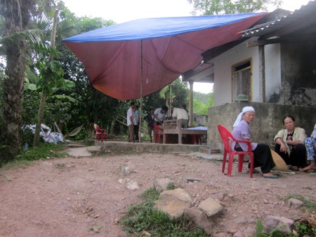 Thi thể nạn nhân xấu số được người nhà đưa về làm thủ tục để mai táng.