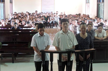 3 bị cáo Thắng, Trọng, Khương nghe Tòa đọc cáo trạng tại phiên tòa sơ thẩm sáng ngày 4/7