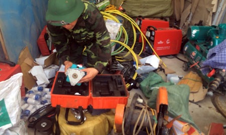 "Hôi của" ở Vũng Áng, 17 bị cáo lĩnh 190 tháng tù giam - 1 Cơ quan chức năng Hà Tĩnh kiểm đếm một phần tài sản truy thu từ các nhóm hôi của ở Vũng Áng