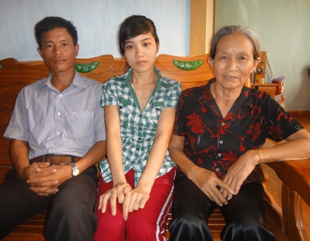 Thầy Tùng bên người vợ trẻ chưa có việc làm và người mẹ già