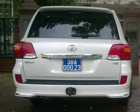 Vụ xe sang đeo biển giả: “Tôi cứ tưởng xe đã được đăng ký” (!?) - 2 Ông Hồ Anh Tuấn nói rằng ông cứ tưởng BKS gắn trên xe là biển thật (!?)