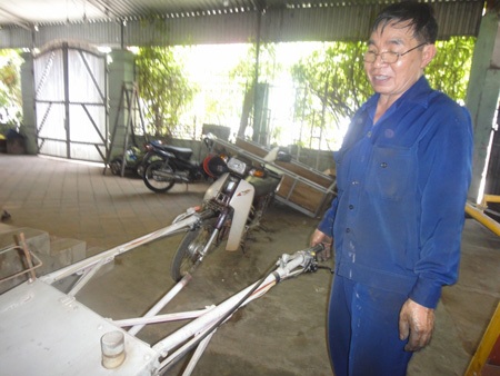 Ông Hải cười mãn nguyện khi bộ điều khiển tại tay cầm hoạt động ổn định, an toàn