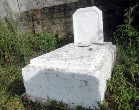 Vẫn còn đó ngôi mộ chưa được gắn tên