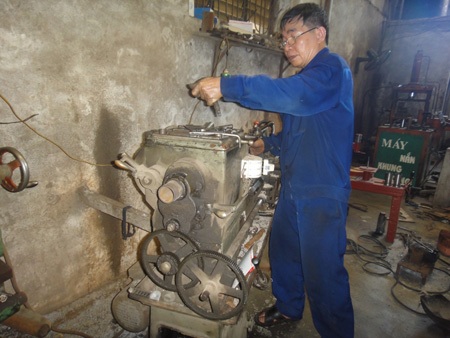 “Kỹ sư chân đất” biến đồ phế thải thành máy gặt lúa thông minh