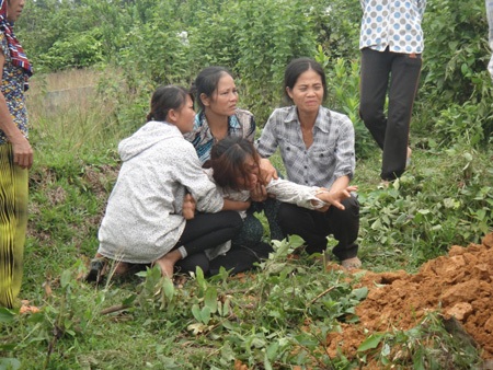 Chị Huê cùng lúc phải gánh chịu nỗi đau quá lớn