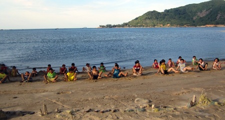 Các em nhỏ trong lớp học bơi miễn phí của thầy Tùng khởi động chuẩn bị học bơi