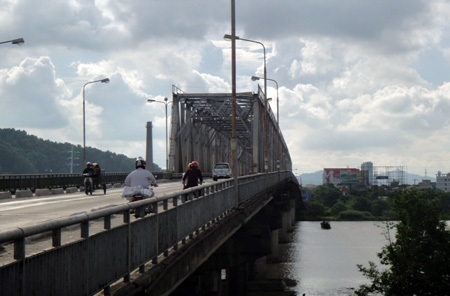 Phà Bến Thủy một thời khói lửa, nay được thay thế bằng cây cầu Bến Thủy kiên cố