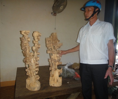 Anh Thọ bên hai sản phẩm gió cảnh đang chờ bàn giao cho khách