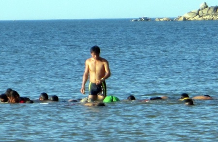 Thầy Tùng miệt mài chỉ bảo từng động tác bơi cho các em.