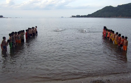 Một lớp học bơi miễn phí của thầy giáo Tùng