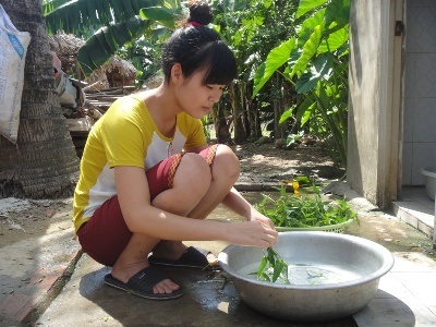 Ngoài giờ học, Dung luôn là người chị cả đảm đang trong gia đình