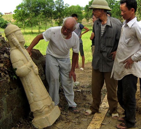 Phát hiện tượng đá cổ tại ngôi đền phế tích - 1 Pho tượng cổ bằng đá được người dân phường Trung Lương phát hiện (ảnh: Bách Khoa)
