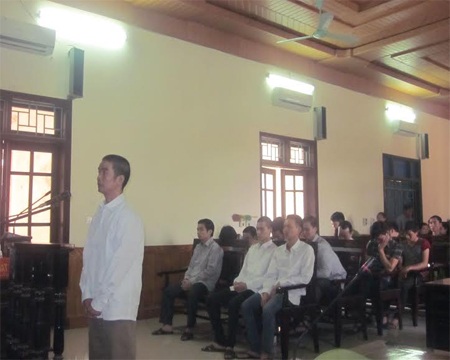 "Hôi của" ở Vũng Áng, 17 bị cáo lĩnh 190 tháng tù giam - 2 Một trong các bị cáo tại phiên tòa.