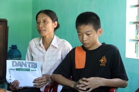 Trao hơn 32 triệu đồng tới em Trần Đức Hoàng - 3 Phóng viên Báo điện tử