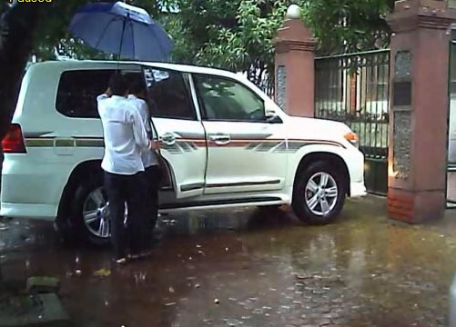 Xe sang mang biển giả: Trưởng BQL Khu kinh tế được đặc cách mua sắm? - 2 Chiếc xe sang của ông Tuấn.