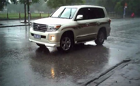 Xe sang mang biển giả: Trưởng BQL Khu kinh tế được đặc cách mua sắm? - 1 Xe sang mang biển giả: Trưởng BQL Khu kinh tế được đặc cách mua sắm?