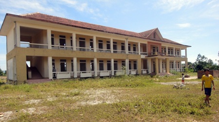 Hàng trăm học sinh và giáo viên dài cổ chờ trường học mới