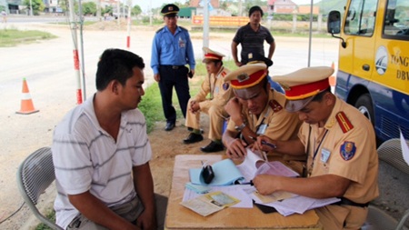 Lực lượng CSGT tại trạm cân tải trọng lập biên bản xử lý sai phạm của các nhà xe (ảnh: Đức Thiện)