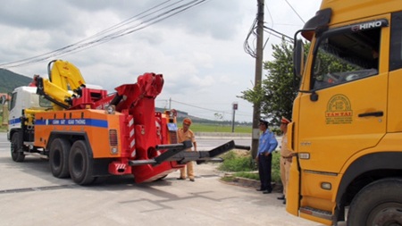 Lực lượng CSGT Công an Hà Tĩnh điều xe chuyên dụng hỗ trợ xử lý đoàn xe bất hợp tác với trạm cân