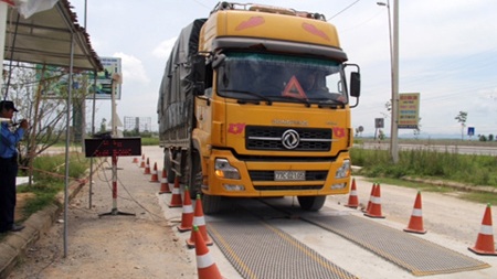 Qua cân tải trọng, cả 4 xe đều chở quá tải từ 70-100% (ảnh: Đức Thiện)