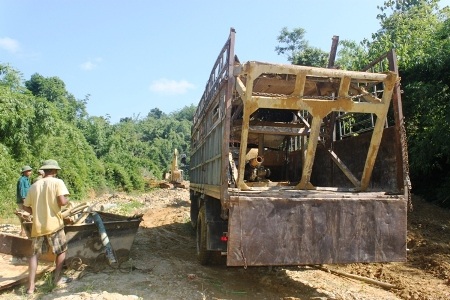 Liên tiếp mở cuộc truy quét vàng tặc, bắt nhiều đối tượng - 1 Lực lượng chức năng phát hiện nhiều phương tiện tại các bãi vàng