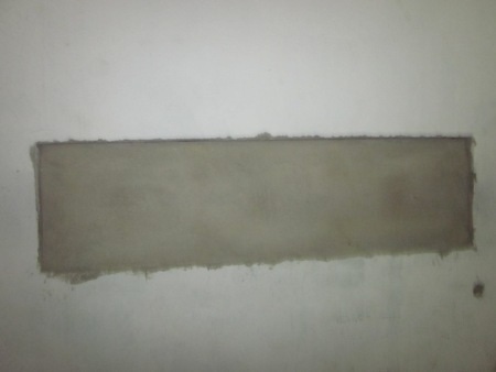 Bắt nhóm đạo chích đục tường cuỗm gần 100 triệu đồng - 2 Bức tường tại ki ốt của anh Lực bị các đối tượng đục thủng