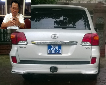 Ông Hồ Anh Tuấn và chiếc xe mang biển xanh giả