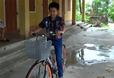 Quỹ Nhân ái tặng quà đến cậu học trò nghèo giành huy chương Vàng Olympic Toán học - 2 Tú rất thích chiếc xe mới do Dân trí trao tặng