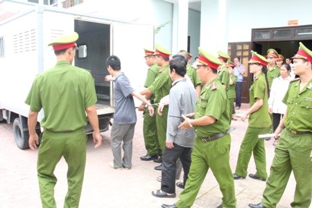 Các bị cáo được áp giải lên xe