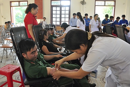 Dừng lên rẫy để hiến máu cứu người - 1 Hình ảnh đẹp về đoàn viên, thanh niên huyện miền núi Hương Sơn hiến máu cứu người
