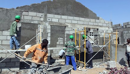 Ngã giàn giáo, một lao động Việt Nam tử vong ở Angola - 1 Lao động Việt Nam cùng công nhân bản địa trên một công trường xây dựng ở Angola