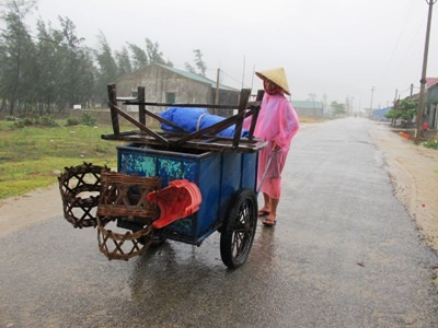 Hối hả di dân khi cơn bão đang tiến sát bờ - 9