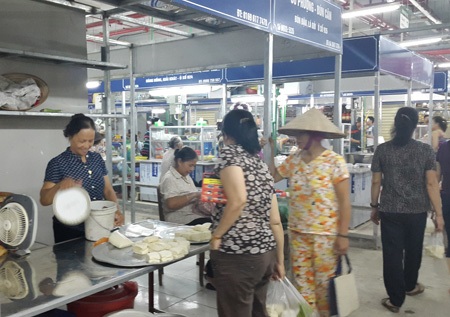 Đậu mơ - một thực phẩm nổi tiếng của chợ Mơ truyền thống đã được bán khi chợ mở lại