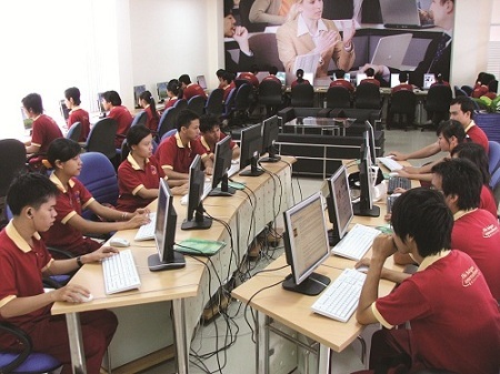SIU và các tổ chức giáo dục hàng đầu thế giới - 1 Sinh viên SIU trong Thư viện điện tử