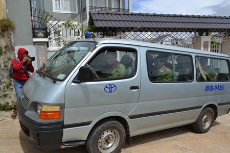 Khởi tố, bắt nguyên Giám đốc Công ty xổ số kiến thiết Lâm Đồng - 1 Ông Ngọ được áp giải đến công ty để thực hiện lệnh khám xét
