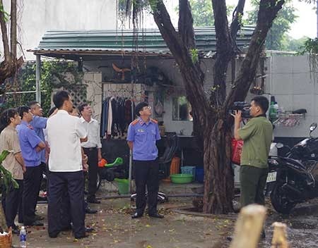 Vụ thảm sát ở Bình Phước: Tiến ba lần kêu ngưng, Dương nói: Làm tới cùng - 2 Các đơn vị trong ban chuyên án kiểm tra hiện trường. Ảnh:
N.ĐỨC