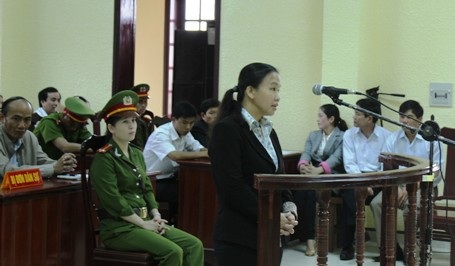 Xét xử vụ tiêm vắc xin khiến 3 trẻ sơ sinh tử vong: Lấy nhầm thuốc do... mất điện - 5 Bà
Thuận khai nhận mình đã tiêm nhầm thuốc cho các trẻ