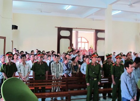Nguyên phó Công an TP Tuy Hòa bị phạt 9 tháng tù treo - 2 Quang cảnh phiên tòa. Ảnh: Tấn
Lộc