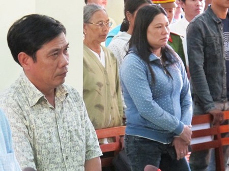 Nguyên phó Công an TP Tuy Hòa bị phạt 9 tháng tù treo - 3 Bị cáo Lê Đức Hoàn nghe tuyên
án. Ảnh: Tấn Lộc
