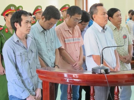 Nguyên phó Công an TP Tuy Hòa bị phạt 9 tháng tù treo - 4 6 bị cáo cùng nghe tuyên án. Ảnh:
Tấn Lộc