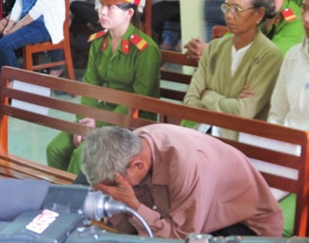 Nguyên phó Công an TP Tuy Hòa bị phạt 9 tháng tù treo - 5 Cha nạn nhân đổ gục sau khi
nghe tòa tuyên án. Ảnh: Tấn Lộc