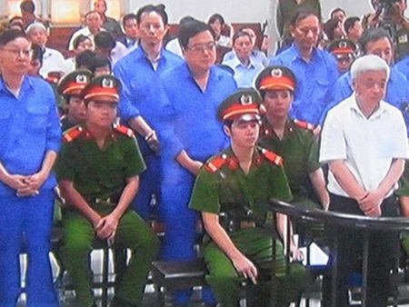 Nguyễn
Đức Kiên cùng các bị cáo liên quan tại phiên tòa sơ thẩm