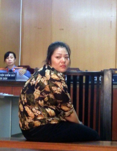 Người đẹp “giăng bẫy tình” chiếm đoạt 17 tỷ đồng của GS đại học: Lời khai bất nhất - 1 Bị cáo Hoa tại phiên xử.